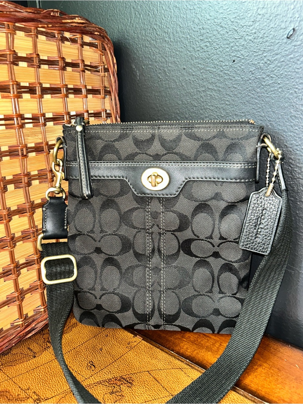 Coach Hampton Signature Black Canvas Swingpack Crossbody Bag with Turnlock - Picture 2 of 16